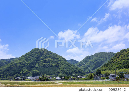 藍天和雲彩和山 90928642