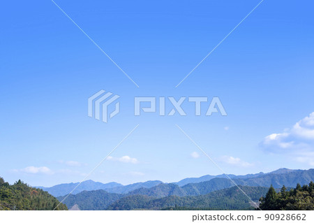 藍天和雲彩和山 90928662