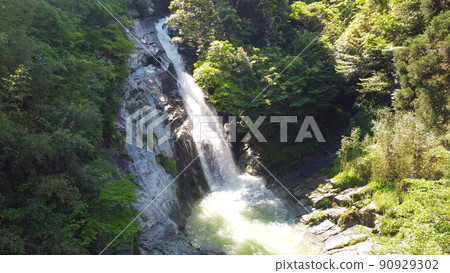 Drone shooting of Kannon Falls (Karatsu City, Saga Prefecture) 90929302