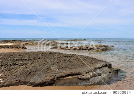 A scenic spot on the Sea of Japan with outstanding transparency 90930954