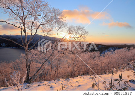Lake Mashu, Hokkaido, sunrise and rime on trees, winter 90931857