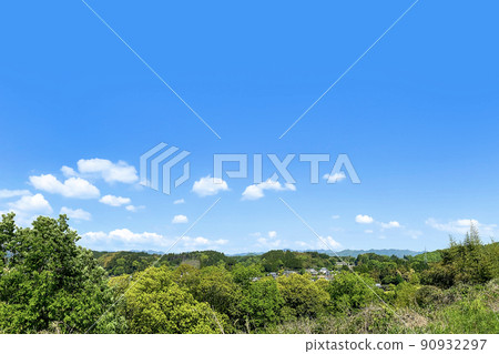 藍天、雲彩和新鮮的綠色山脊線 90932297