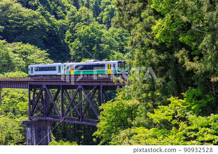 穿過綠意盎然的瀧谷川大橋的只見線風景 90932528