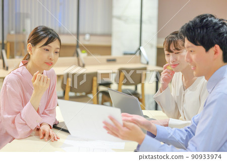 一邊看設計圖2一邊開會的設計師和商務人士 90933974