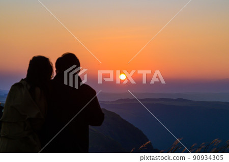 Aso Daikanbo "Choyo / Sunrise" Couple scenery to see the beautiful morning sun 90934305