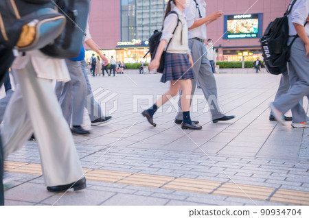 學生們從市中心回家的路上 學生們從市中心回家的路上 90934704
