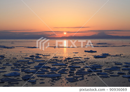 Abashiri City, Hokkaido, the sea of drift ice and the sunrise 90936069