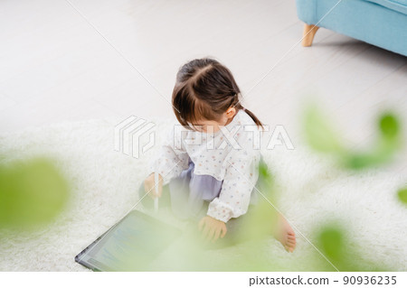 父母和孩子的平板電腦繪圖 90936235