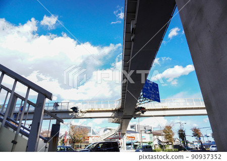 大型十字路口和人行天橋 大型十字路口和人行天橋 90937352