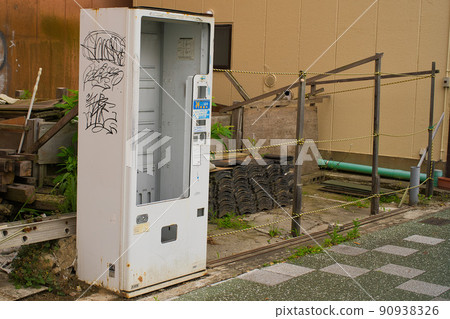 一台空的舊自動售貨機 一台空的舊自動售貨機 90938326