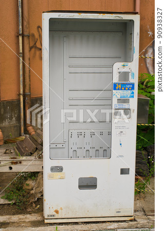 一台空的舊自動售貨機 一台空的舊自動售貨機 90938327