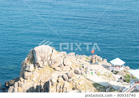 The stone coast of Vietnam. Large boulders on the beach. 90938740