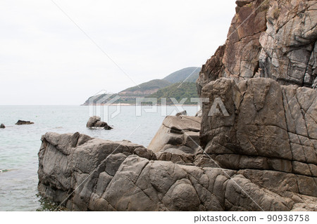 The stone coast of Vietnam. Large boulders on the beach. 90938758