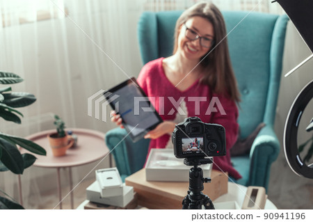 woman blogger makes video of unpacking gadgets at home 90941196