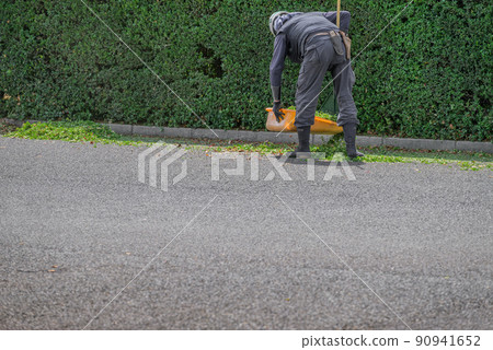 Pruning of hedges and shrubbery Pruning of hedges and shrubbery 90941652