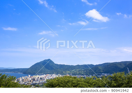Overlooking Beppu Oita city area and Beppu Bay 90941942