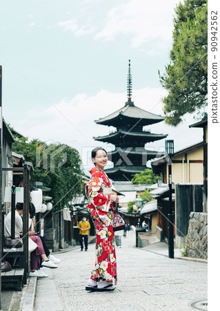 一位穿著和服在京都四處走動的年輕女子的畫像 90942562
