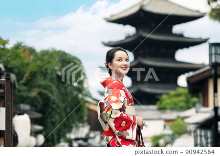 A young woman walking around Kyoto in a kimono 90942564