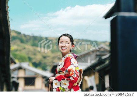 一個穿著和服在京都散步的年輕女子 一個穿著和服在京都散步的年輕女子 90942587