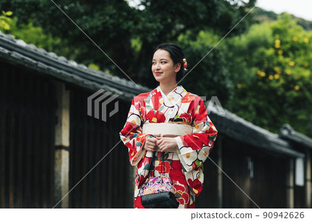 一個穿著和服在京都散步的年輕女子 90942626