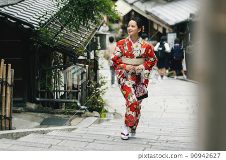 A woman in a kimono walking around Ninen-zaka 90942627