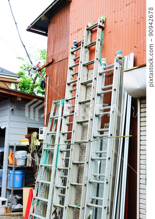 Various types of stepladders 90942678