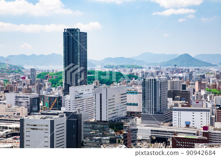 這是從廣島站北側的雙葉山山頂到瀨戶內海的景色。您可以在 2011 年 G7 峰會會場看到酒店。廣島 90942684