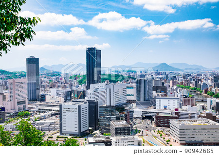 這是從廣島站北側的雙葉山山頂到瀨戶內海的景色。您可以在 2011 年 G7 峰會會場看到酒店。廣島 這是從廣島站北側的雙葉山山頂到瀨戶內海的景色。您可以在 2011 年 G7 峰會會場看到酒店。廣島 90942685