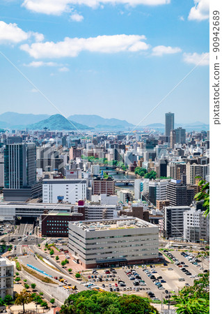 這是從廣島站北側的雙葉山山頂到瀨戶內海的景色。您可以看到京橋河流域、廣島港和二之島。廣島 90942689