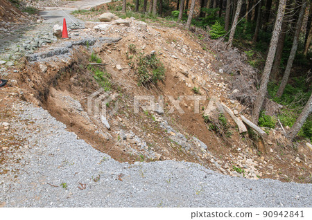 山體滑坡導致道路坍塌 山體滑坡導致道路坍塌 90942841