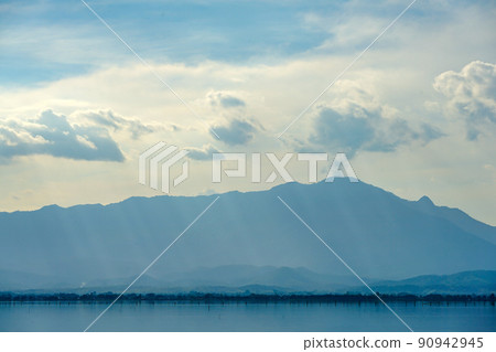 Mountain and Lake with the unique cloud in the Phayao lake, province of the North of Thailand. 90942945