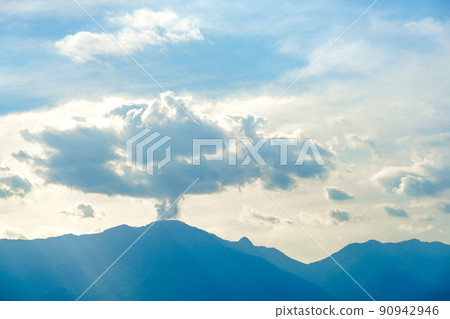 Mountain and Lake with the unique cloud in the Phayao lake, province of the North of Thailand. 90942946