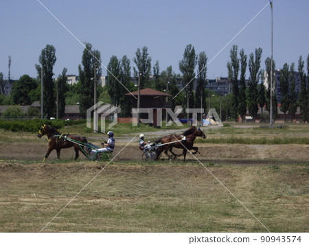 Opening of the summer season at the hippodrome and the first races of French trotter horses 90943574