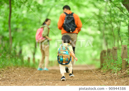 老夫婦帶著孫子在山上散步 90944386