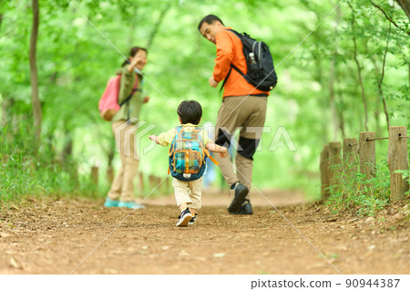 老夫婦帶著孫子在山上散步 90944387