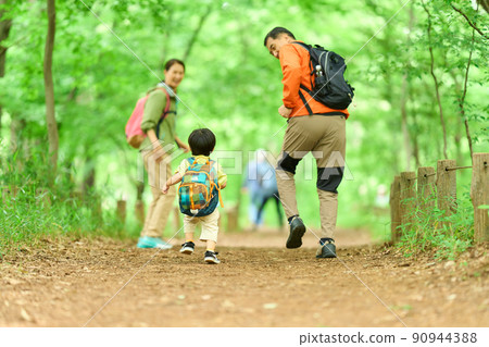 老夫婦帶著孫子在山上散步 90944388