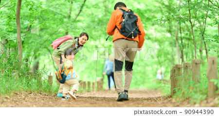 老夫婦帶著孫子在山上散步 90944390