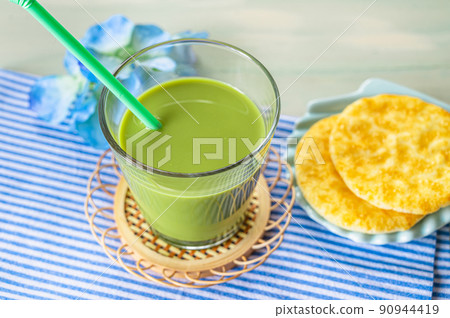 Cold matcha latte Cold matcha latte 90944419
