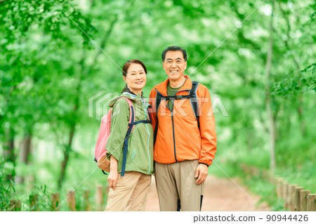 走在新鮮的綠色山的資深夫婦 90944426