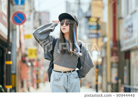 Gen Z women posing 90944448