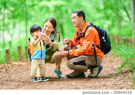 老夫婦帶著孫子在山上散步 90944558