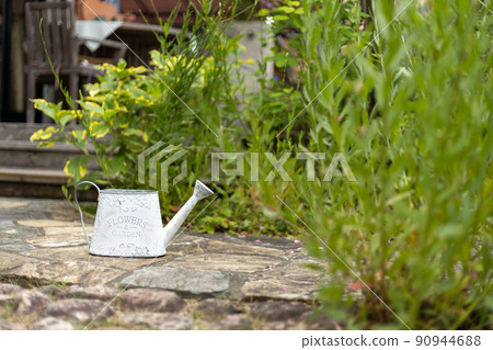 花園裡的白錫噴壺 花園裡的白錫噴壺 90944688