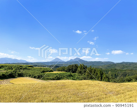 由布岳,鶴見岳和鄉村 由布岳,鶴見岳和鄉村 90945191