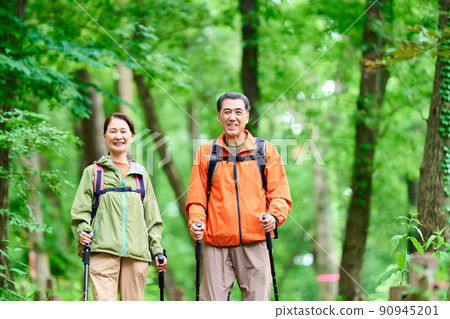 Senior couple walking in the mountains 90945201