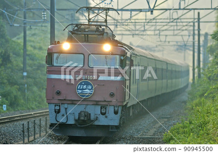 北陸本線 Kurikara JR West EF81-107（敦賀）+24系（宮原）日本海 90945500