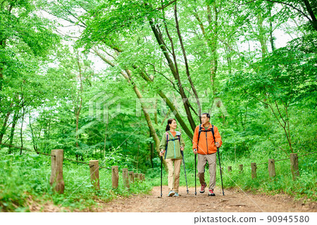 走在山的資深夫婦 90945580