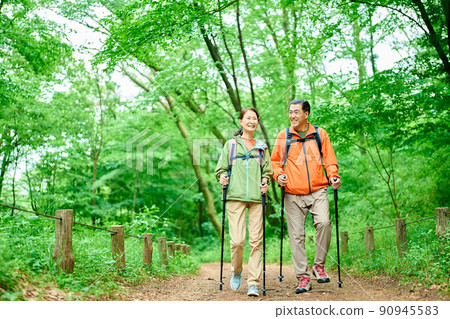 走在山的資深夫婦 90945583