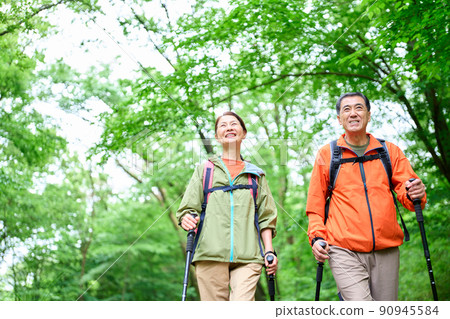 走在山的資深夫婦 90945584