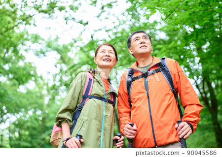 走在山的資深夫婦 90945586