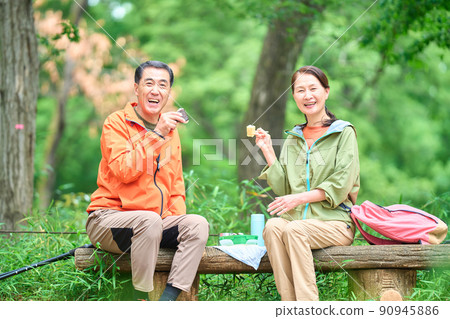 Senior trekking image of eating lunch 90945886